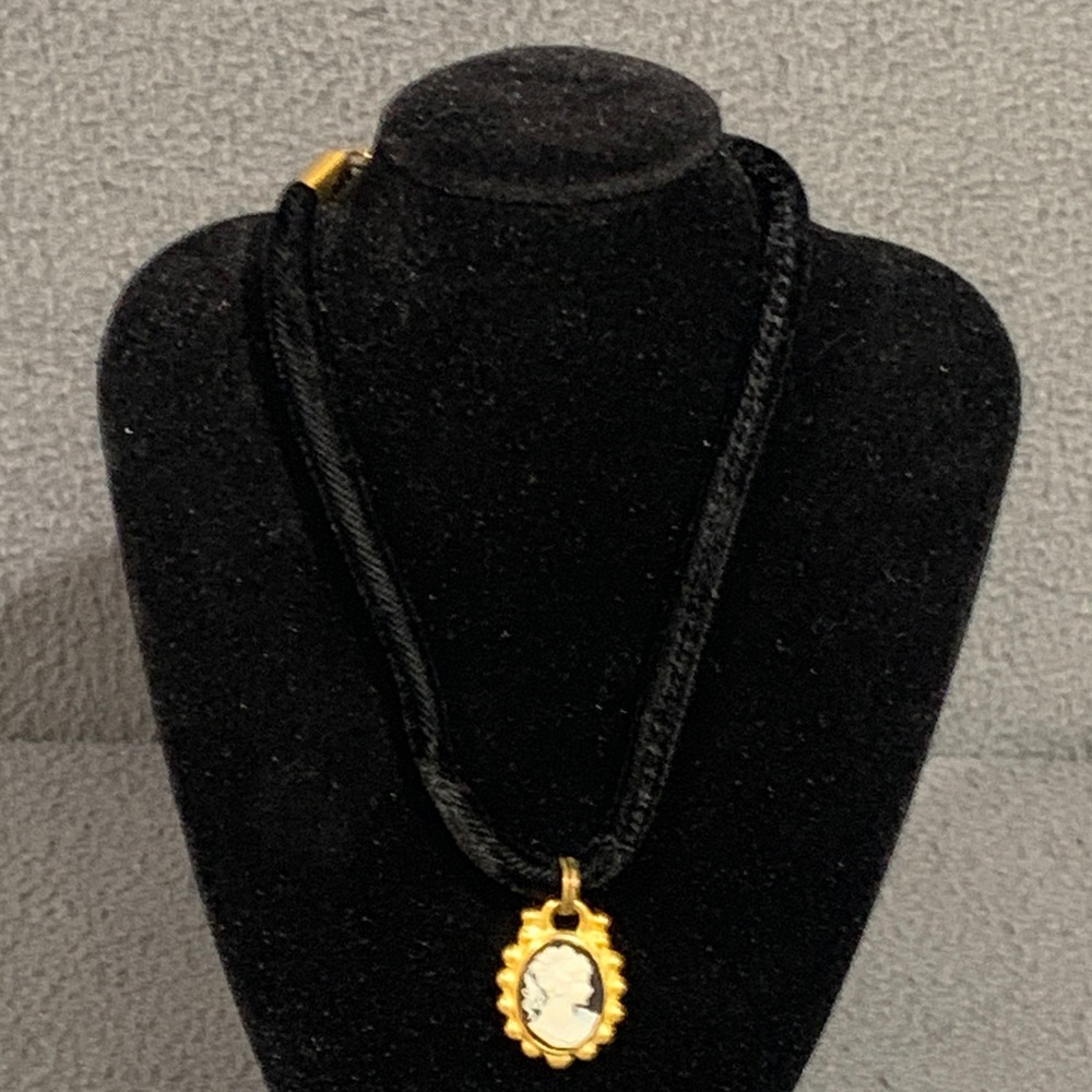 C. Stein Vintage Victorian Style Black Velvet Choker Cameo Pendant Necklace Gold
